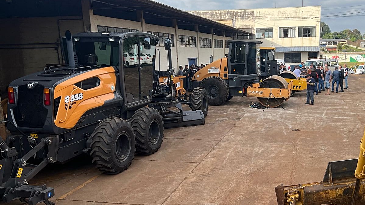 Prefeitura recebe novas máquinas para reforçar serviços no interior