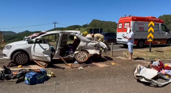 Grave acidente entre carro e caminhão deixa casal ferido